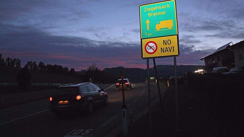 An der Packer Bundesstraße auf Höhe des Ortes Schönweg steht eines der beiden „No Navi“-Schilder – für jede Richtung eines