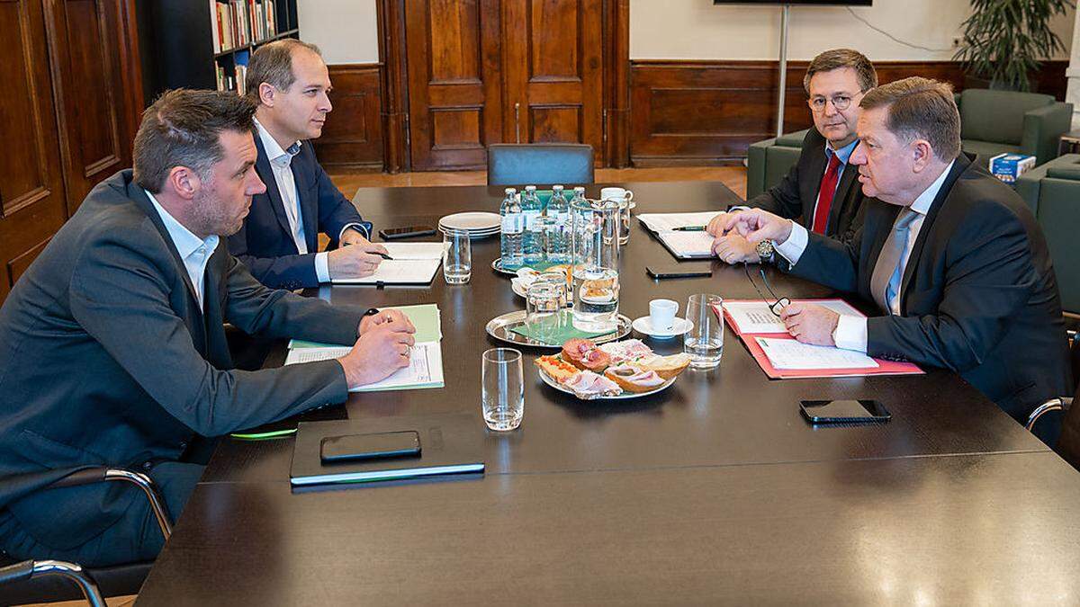 Georg Pessler (LPV), Michael Tripolt (Kages) mit Büroleiter Arthur Winkler-Hermaden und Landesrat Werner Amon 