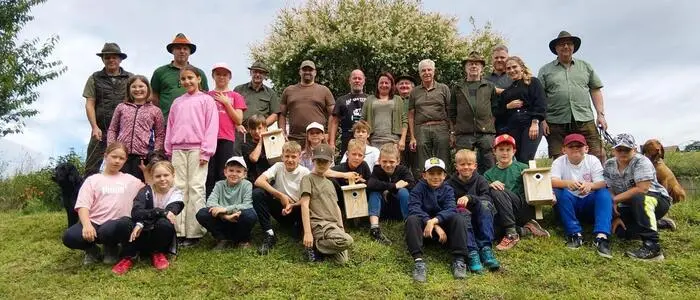 Jäger und Schüler unternahmen einen lehrreichen Ausflug in den Wald