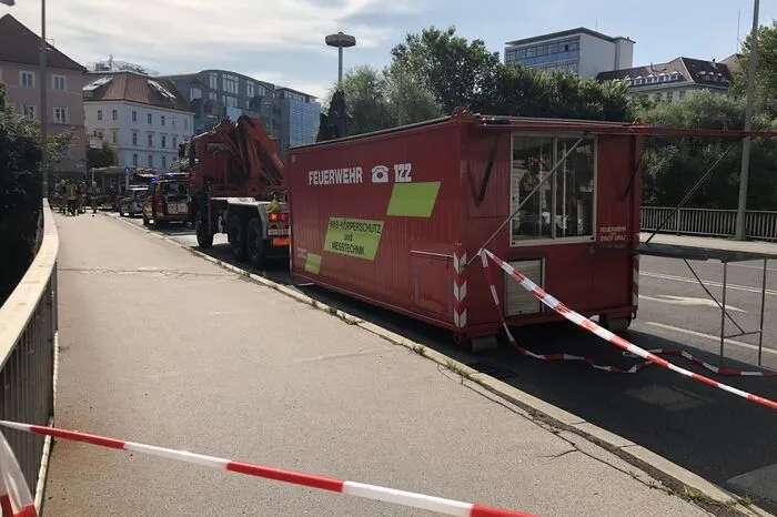 Die Brücke zwischen Andreas-Hofer-Platz und Belgiergasse musste in der Folge für den Autoverkehr gesperrt werden, Fußgänger konnten die Brücke überqueren. Rauch zog auch in die angrenzende Tiefgarage, dort konnte aber Entwarnung gegeben werden.