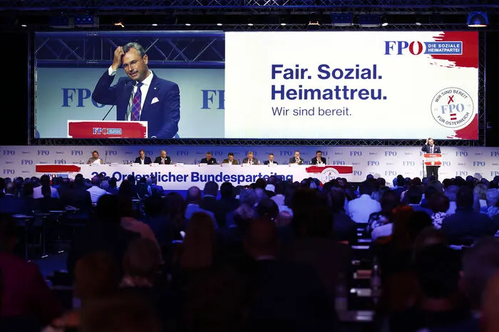 Rund 870 Delegierte wählen nach dem Rücktritt von Ex-Chef Heinz-Christian Strache im Mai nun dessen designierten Nachfolger Norbert Hofer auch offiziell zum neuen FPÖ-Obmann.