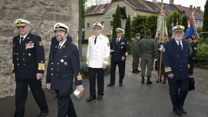 Die Festmesse in der Pfarrkirche war zwei Hilfsorganisationen gewidmet, 130 Jahre Freiwillige Feierwehr Fohnsdorf und der Lazarus Union mit der Fahnenweihe. Nach kurzer Begrüßung durch Kommandant Walter Martetschläger übernahm Oberst Paul Pergler die Leitung der Festmesse, die musikalisch von der Bergkapelle unter Kapellmeister Ralph Duschek  umrahmt wurde.