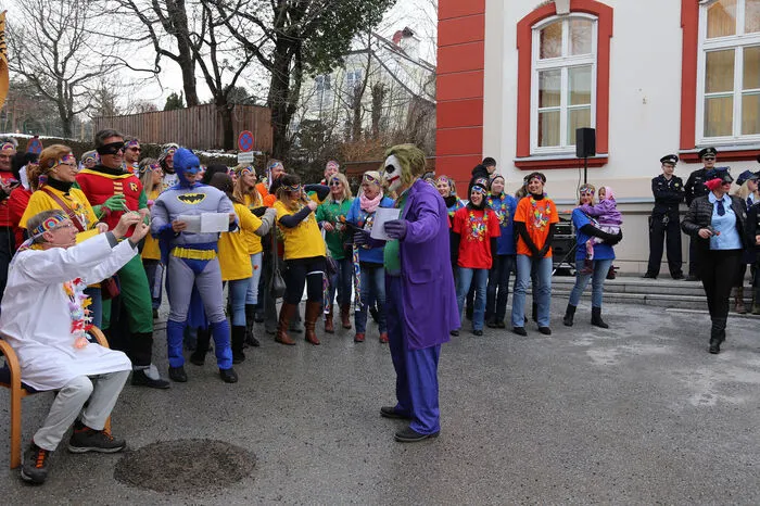 Mit Joker Siegfried gelang es auch nicht, die Hippies vom Rathaus fernzuhalten. Was sich alles beim Rathaussturm noch abspielte, verrät die Bildergalerie.