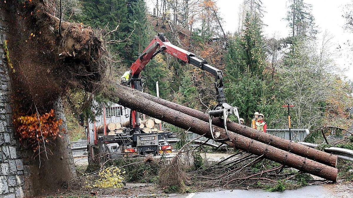 Die Arbeiten laufen auf Hochtouren, um die Straßen wieder befahrbar zu machen 