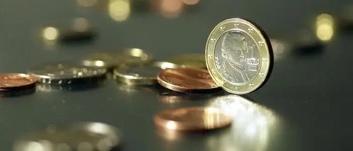 Euro-Münzen liegen auf einem Tisch