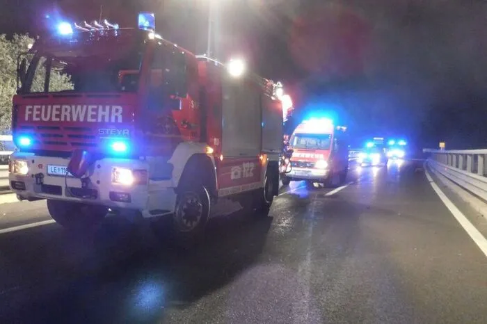 Nach kurzer Zeit konnten diese die Meldung absetzen, dass keine Person eingeklemmt und die Brandgefahr gebannt ist.