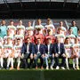 Die U18 der WAC-Akademie mit Trainern, Betreuern und der Vereinsführung