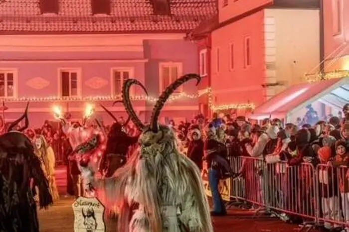 Die Gruppe bot ein umfangreiches Programm, darunter auch eine Maskenausstellung. Der Lauf am Jahresende zählt zum Höhepunkt der Teufel.