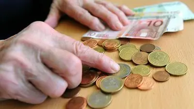 ABD0002_20160224 - WIEN - ÖSTERREICH: THEMENBILD - Hände einer Pensionistin mit Euroscheinen- und Münzen, aufgenommen am 04. April 2012 in einem Seniorenheim in Itzling (Salzburg). (ARCHIVBILD VOM 4.4.2012) - FOTO: APA/BARBARA GINDL
