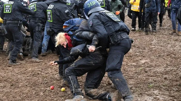 Vor dem Dorf Lützerath im rheinischen Braunkohlerevier ist es am Samstag zu Zusammenstößen zwischen Klima-demonstranten und der deutschen Polizei gekommen