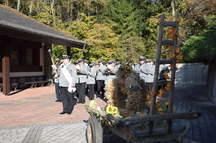 Die Werkskapelle Ferndorf umrahmte den Gottesdienst vor dem Kriegerdenkmal. 