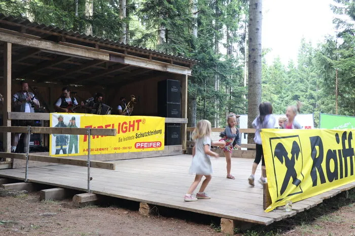 Das junge Publikum vergnügte sich auf der Bühne zur traditionellen Livemusik von "Volxpop".