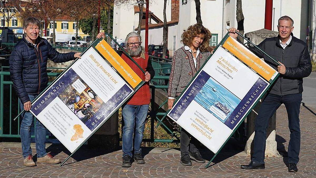 Gerhard Ziegler, Willi Heuegger, Irmgard Prassl und Johann König von der ARGE Menschenrechte stellen die Plakate vor