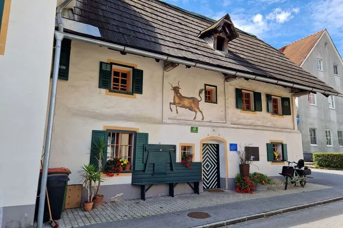 Das Stierfesko übe dem Eingang stammt aus dem frühen 19. Jahrhundert