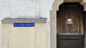 Das links neben dem Eingang zur Kirche in Latschach angebrachte ´Franz-Treiber-Platz´-Schild sorgt für Diskussionen
