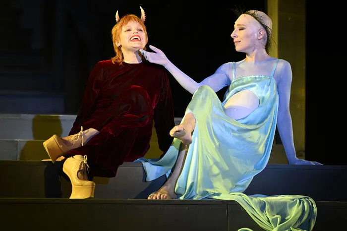 Mavie Hörbiger (Teufel) und Kathleen Morgeneyer (Glaube).