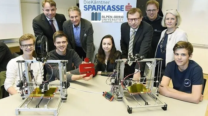 3D-Drucker für Kärntner Schulen (v. l.): Siegfried Huber (Vorstandsdirektor Kärntner Sparkasse), Rudolf Altersberger (Landesschulratspräsident), Erich Schwarz (AAU, Institut IUG), Florian Steinkellner (AAU, Smart-Lab Carinthia), Gertraud Hellwagner-Beham (AAU, Institut IUG) und begeisterte Schüler