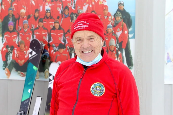 Bei nebeligem Wetter auf über 1000 Meter Seehöhe gesehen wurden um die Mittagszeit unter anderen Dancing-Star und Skischulbetreiber Erik Schinegger (Foto), Tonmeister Herbert Verdino, Gastwirt Gerald Stossier, Bergfex Bernd Heller sowie Bürgermeister Dietmar Rauter. 