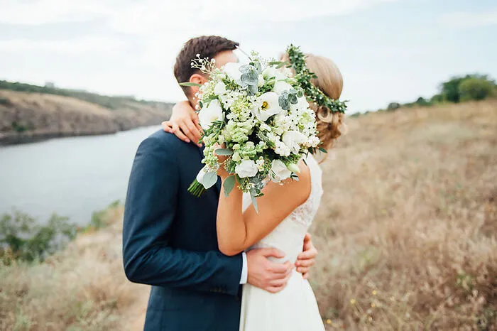 Eine Traumhochzeit mit der Großfamilie, Freunden, lustigem Beisammensein, Zuprosten am dicht gedrängten Tisch und körperlicher Nähe beim Tanz – seit März 2020 ist dies nicht mehr möglich. Folglich trauten sich auch weniger Kärntner: 2423 schlossen im Vorjahr laut Statistik Austria den Bund der Ehe, das sind um 10,4 Prozent weniger als 2019.