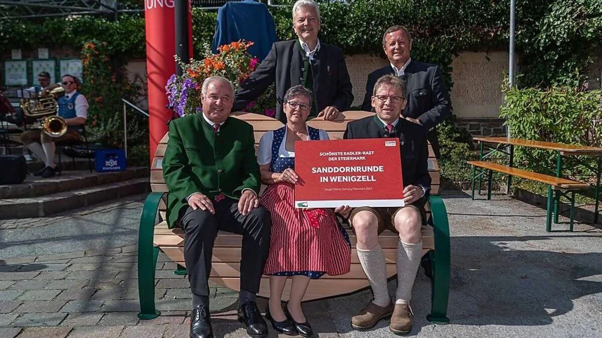 Landeshauptmann Hermann Schützenhöfer, Ulrike Sommersguter vom Gästeservice Wenigzell, Bürgermeister Herbert Berger sowie Redaktionsmanager Bernd Olbrich von der Kleinen Zeitung sowie Steiermark-Tourismus-Geschäftsführer Erich Neuhold