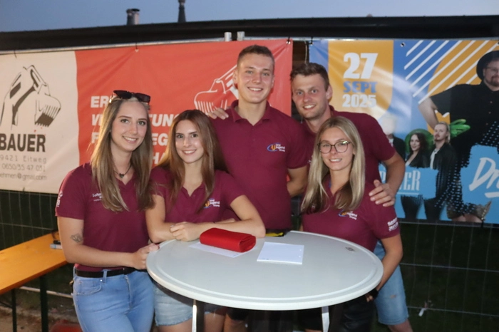 Obmann Matthias Messner (hi 1.v.re) konnte am Eingang zahlreiche befreundete LJ-Mitglieder begrüßen.