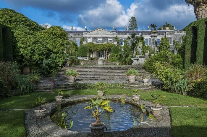 Mit Grandeur und Exzentrik hingegen hat sich das nordirische Mount Stewart Estate einen großen Namen gemacht. Seine strenge Formalität stellt eine Hommage an die durchgestalteten viktorianischen Gärten seiner Zeit dar.