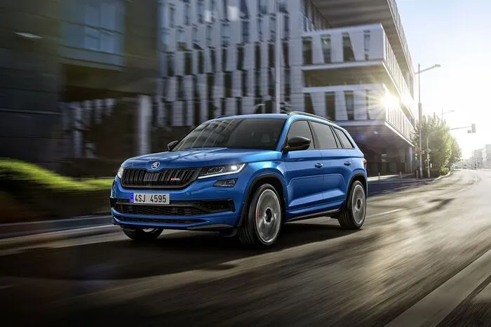 Mit dem Škoda Kodiaq RS trägt erstmals ein SUV der Marke das RS-Kürzel. Sein Vierzylinder-Biturbo mit 2 Litern Hubraum leistet 240 PS und maximale 500 Newtonmeter Drehmoment. Damit ist er der stärkste Seriendiesel, den die Tscheche je eingebaut haben. Für den Sprint aus dem Stand auf 100 km/h benötigt das SUV sieben Sekunden und der Vortrieb endet erst bei 220 km/h. Mit Lokalmatadorin Sabine Schmitz am Steuer hat er sich prompt in 9:29,84 Minuten den Rundenrekord für siebensitzige SUV auf der Nürburgring-Nordschleife gekrallt.