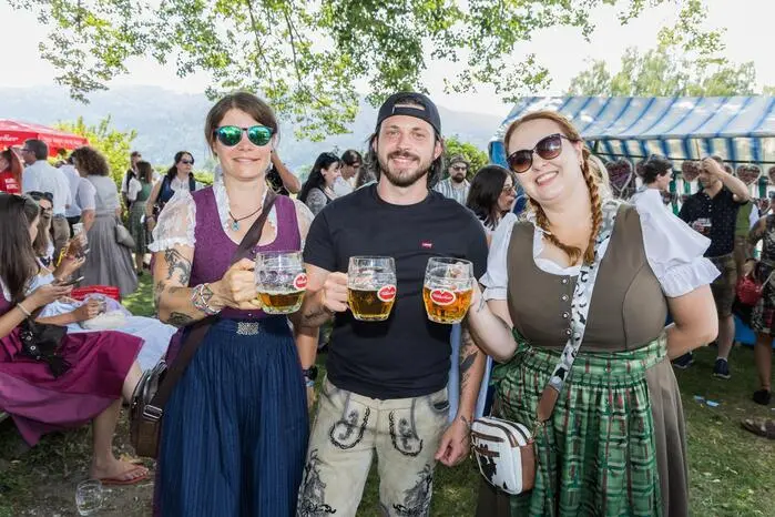Beim Kirchtag dabei waren unter anderem Villachs Bürgermeister Günther Albel, Stadtrat Christian Pober, die Villacher Gastronomen Sandra und Christian Pasterk, der Wirtschaftsprüfer und Steuerberater Martin Zankl mit Gattin Ulla und Gemeinderat Robert Seppele. 