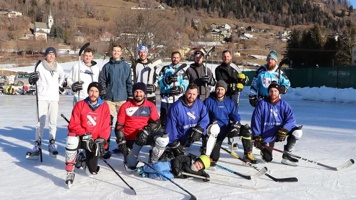 Der SV St. Urban, Sektion "Eishockey" mit Patrick Fresenberger gibt es bereits über 10 Jahren. Er hat 25 Vereinsmitglieder, die alle mit großer Begeisterung beim Teichhacklen am Wochenende dabei waren.