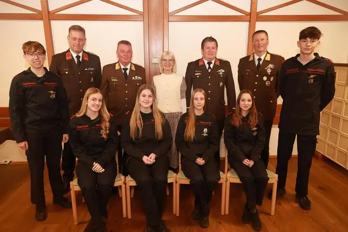 Die Wehr zählt aktuell 37 aktive Mitglieder, sieben Jugendliche und drei Reservisten. Insgesamt wurde die Feuerwehr zu 22 Einsätzen gerufen, darunter drei Brände und 19 technische Einsätze. Große Schadenslagen wie Sturm- oder Hochwassereinsätze blieben aus, die Einsatzzahl sank damit deutlich gegenüber dem Vorjahr.