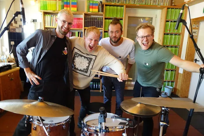 Singer-Songwriter Hari Baumgartner, Andreas Frei (Fäaschtbänkler), Songwriter und Produzent Florian Corocaru und Roman Wüthrich (Fäaschtbänkler).