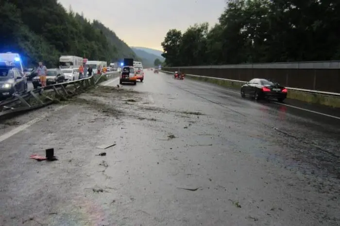 Der Wagen kam quer über die Fahrbahn auf der linken Seite zum Liegen, der Fahrer wurde eingeklemmt, die Ladung lag verteilt über zwei Fahrspuren.