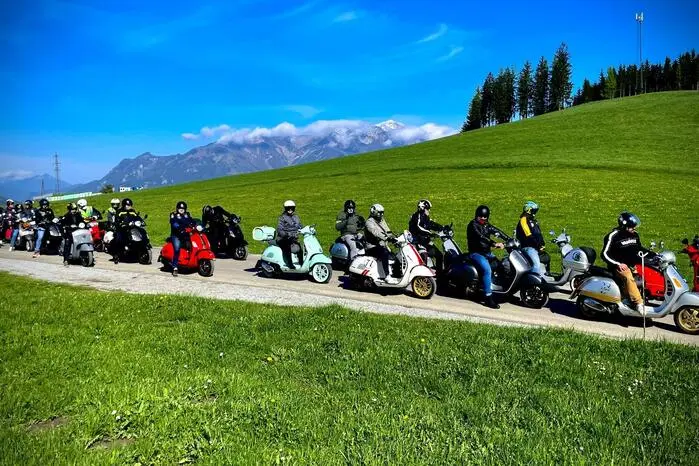 Nach einer gemütlichen Ausfahrt der Vespafahrerinnen und-fahrer über die idyllische Niederung versammelten sich die „Vespisti“ und Traktorfahrer vor der imposanten Stadtpfarrkirche Leoben.