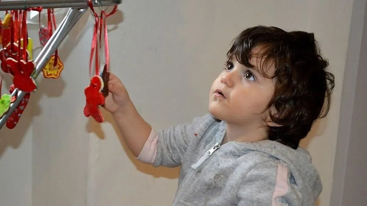 Vor allem Kinder sind zum Bastelnachmittag und beim anschließenden gemeinsamen Ausklang bei Vanillekipferl und Kaffee dabei.