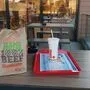 Burger, Pommes und einen Parkplatz-Drive-In am Grazer Riesplatz