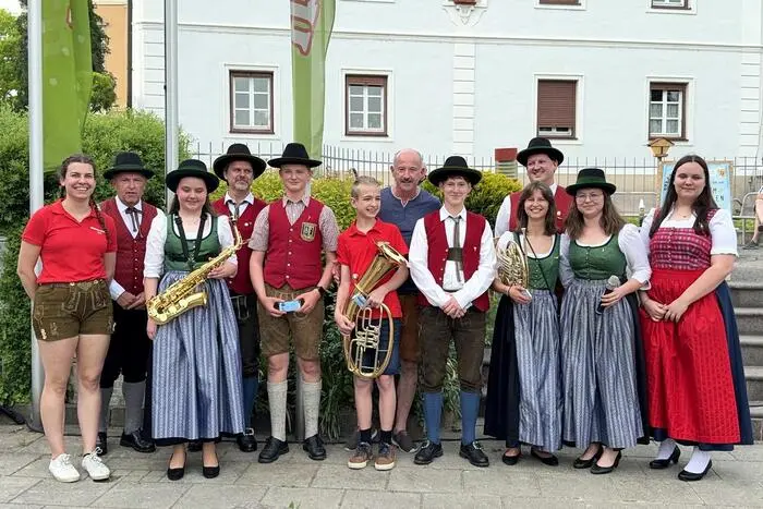 Bürgermeister Stefan Wilhelm, MV-Obmann Thomas Prenner und Kapellmeister Toni Mauerhofer gratulierten.