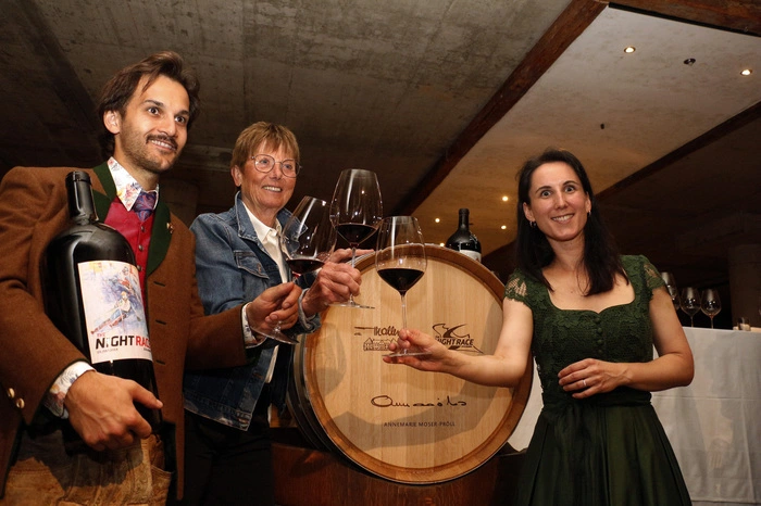 mit dem Wintersportverein (WSV) Schladming den "Taste the Race" cuvéetieren.