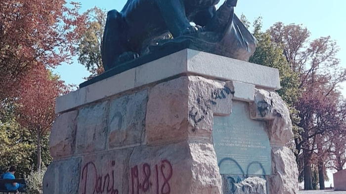 So sah er dieser Tage aus - der Hackher Löwe in Graz wird regelmäßig beschmiert.