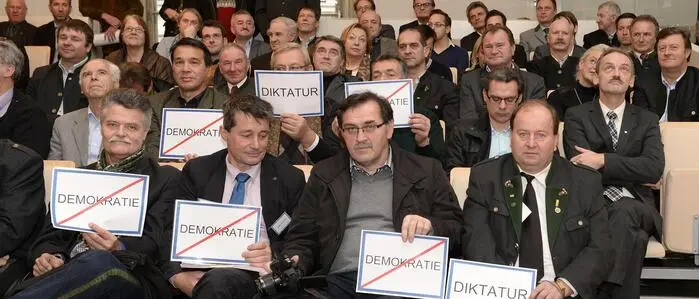 Taferl-Protest beim Sonderlandtag zu den Gemeindefusionen im Dezember 2013: August Friedheim, Otmar Hiebaum, Florian Taucher (vorne, von rechts) und zahlreiche weitere Bürgermeister und Gemeindefunktionäre 