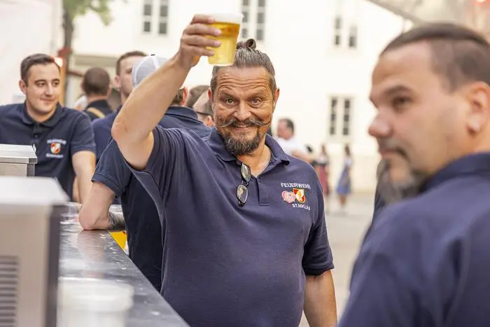 Beim Blaulichtkirchtag werden Villacher Bier, Fruchtsäfte von Rauch und Mineralwasser von Gasteiner ausgeschenkt, solange der Vorrat reicht