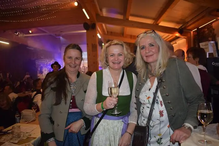 Außerdem gab es eine Flascherlbar vom Bauernbund und einen Weinstand der Jäger im Festsaal.