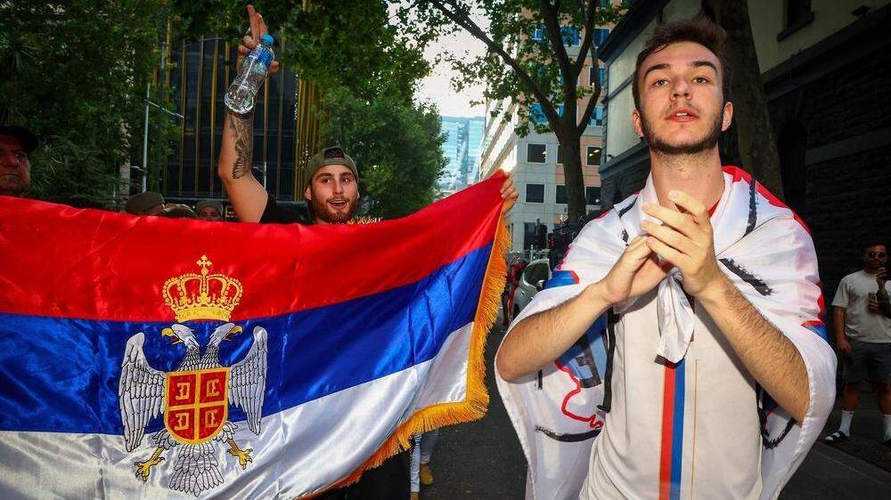 Landsleute des serbischen Tennisstars Novak Djokovic protestieren in Melbourne gegen die ihrer Meinung nach skandalöse Behandlung ihres Idols I