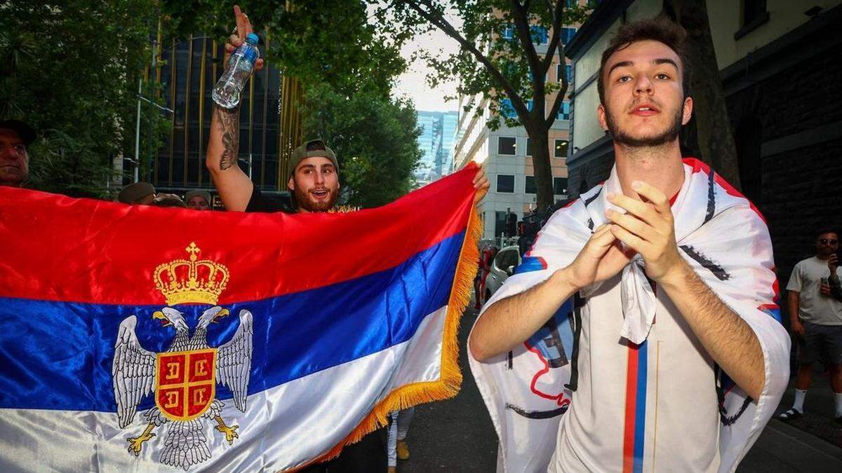 Landsleute des serbischen Tennisstars Novak Djokovic protestieren in Melbourne gegen die ihrer Meinung nach skandalöse Behandlung ihres Idols I