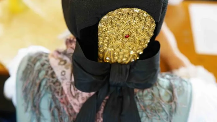 Bereits 1993 wurde die „Decrignis-Tracht“ genäht und auch die Anfertigung der bekannten Goldhaube in Angriff genommen.