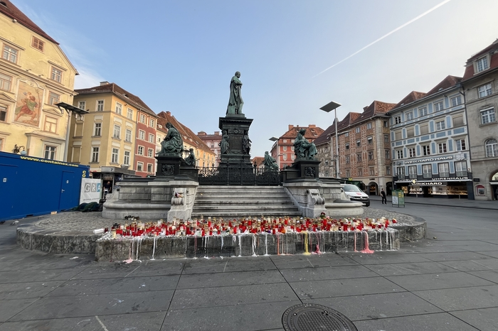 Immer wieder kommen Menschen vorbei und bleiben stehen oder zünden weitere Kerzen an