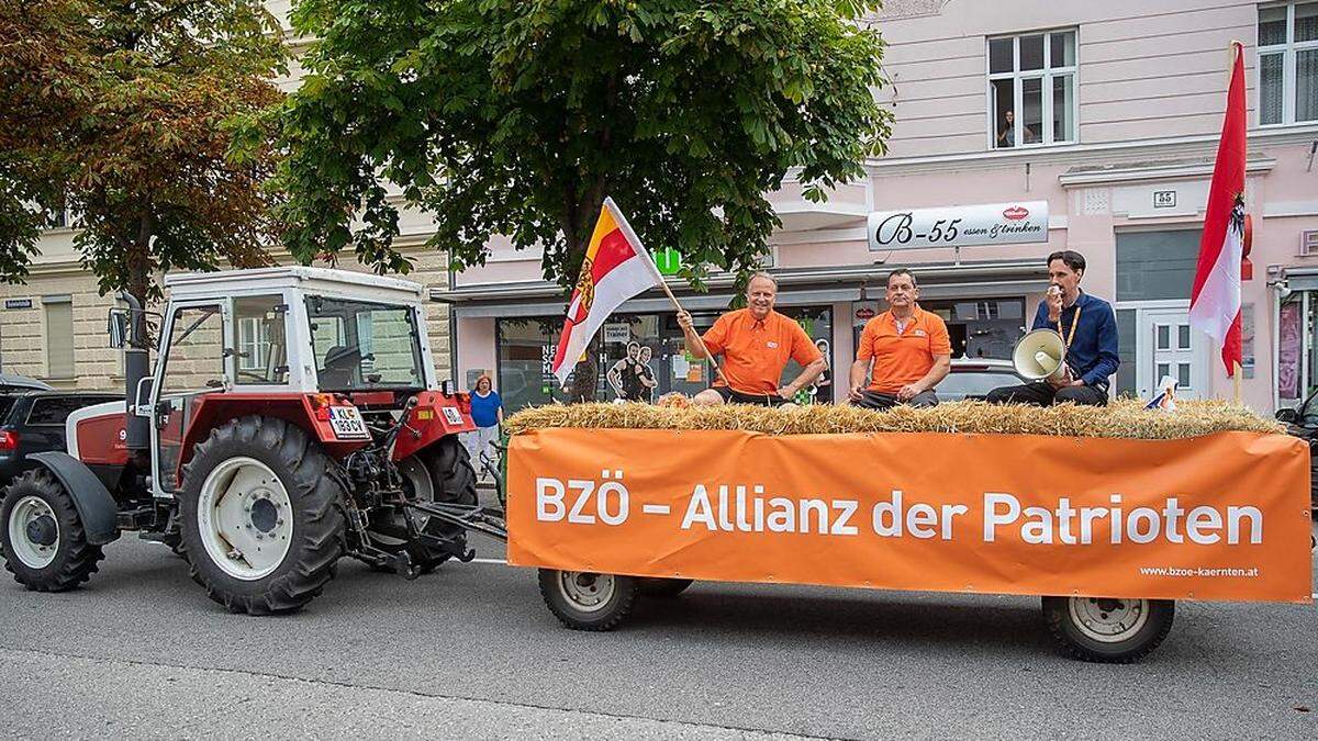 Mit einem Traktor touren Klement, Nikel und Rutter durch den Wahlkampf