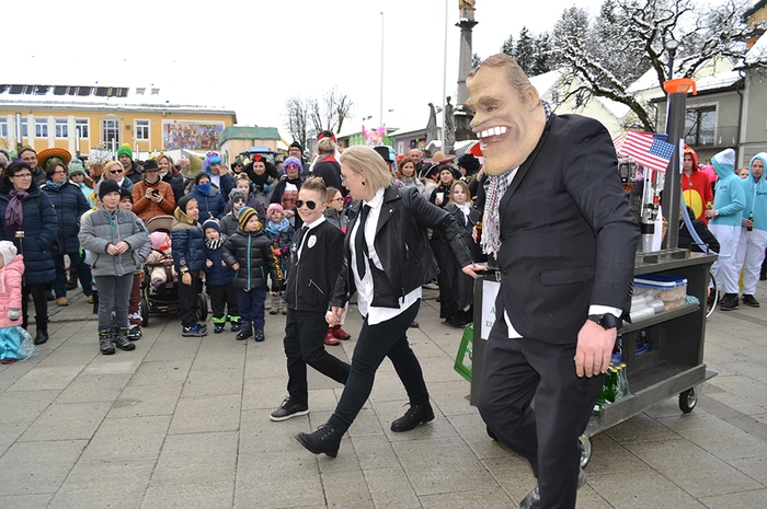 Poncho, Sombrero, Tequila und Arnold Schwarzenegger: Unter dem Motto "Hasta la WIESta, Baby" zogen beim Wieser Faschingsumzug Vereine mit ihren geschmückten Festwägen, Musikkapellen und Schulkinder am Marktplatz ein.