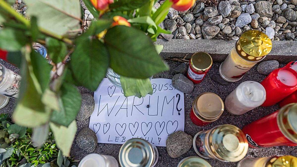 Immer wieder legen Menschen am Tatort Blumen ab und zünden Kerzen an