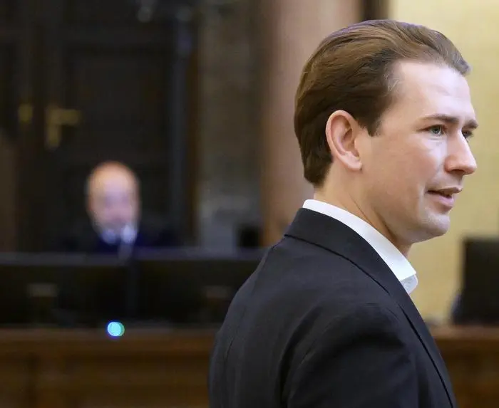 ABD0034_20231023 - WIEN - ÖSTERREICH: Der frühere Bundeskanzler Sebastian Kurz (ÖVP) und Richter Michael Radasztics (L.) am Montag, 23. Oktober 2023, anl. des Prozesses wegen Falschaussage im Ibiza-U-Ausschuss am Landesgericht in Wien. - FOTO: APA/ROBERT JAEGER