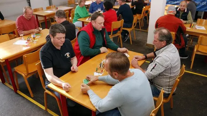 Drei Tage lang „kämpften“ viele begeisterte Kartenspieler von Klein bis Groß im Rüsthaus um die schmackhaften Moastabratl-Schmankerln und Geldpreise. 